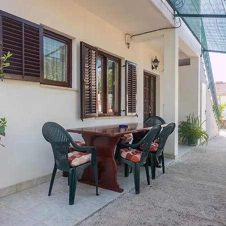 Apartment Vinka *
